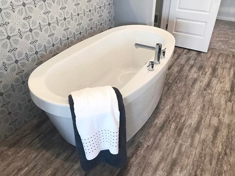 papel-pintado-bano bañera redonda con pared de mosaicos