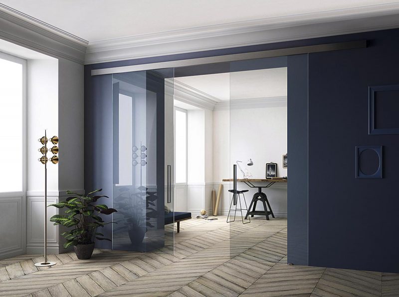 Puertas correderas de cristal con raíl exterior para ambientes de corte contemporáneo