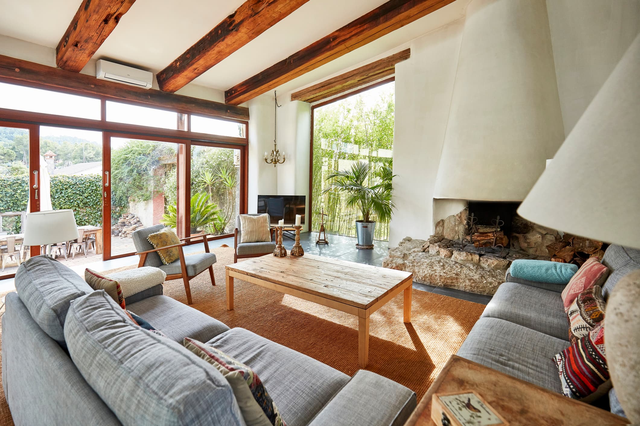 Salones con chimeneas: ideas para crear un salón acogedor Salones con chimeneas: ideas para crear un salón acogedor