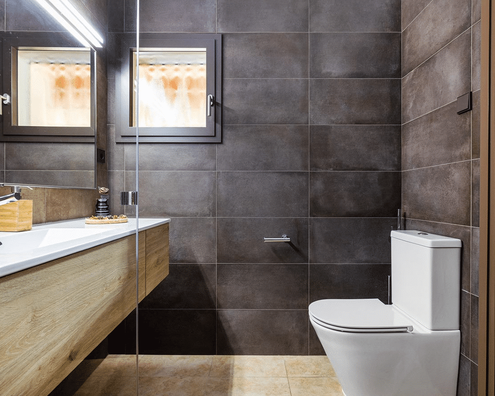reformas en Baños tipo spa y elementos de color negro 